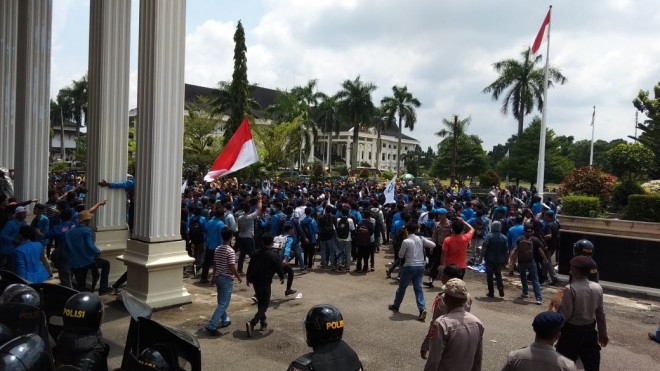 Aksi demonstrasi ratusan mahasiswa UIN STS Jambi di depan Gedung DPRD Provinsi Jambi, Kamis (20/9).