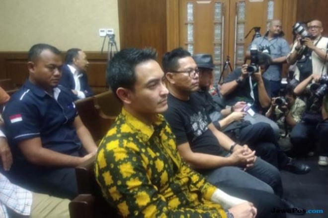 Zumi Zola saat akan menjalani sidang perdana (Ridwan/JawaPos.com)