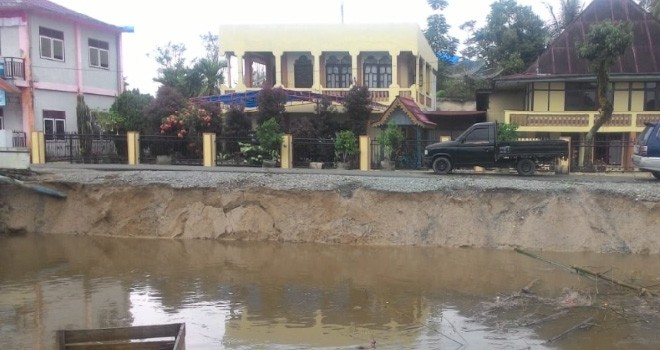 Terlihat Tembok Penahan Tebing Sepanjang 70 Meter di Sungai Penuh Roboh.