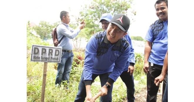 Ketua Dewan Perwakilan Rakyat Daerah (DPRD) Kota Sungaipenuh, Fikar Azami saat menghadiri acara Pencanangan Bulan Bakti Gotong Royong Masyarakat (BBGRM) ke X dan HKG-PKK ke 46 Tingkat ke Kota Sungaipenuh, di halaman Kantor Camat Sungai Bungkal.  