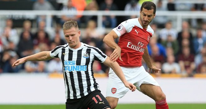 Henrikh Mkhitaryan (kanan) bakal menjadi momok bagi pertahanan Vorskla (LINDSEY PARNABY / AFP)