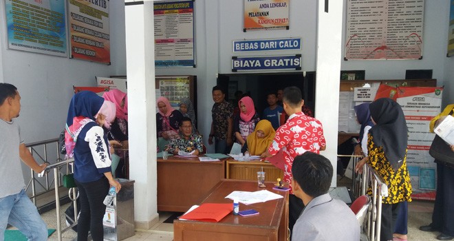 Ratusan Calon Peserta Tes CPNS Padati Dinas Dukcapil Bungo.