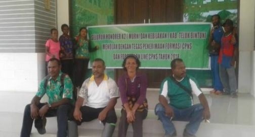 Honorer K2 Kabupaten Bintuni menyegel kantor BKD. Foto : Istimewa.