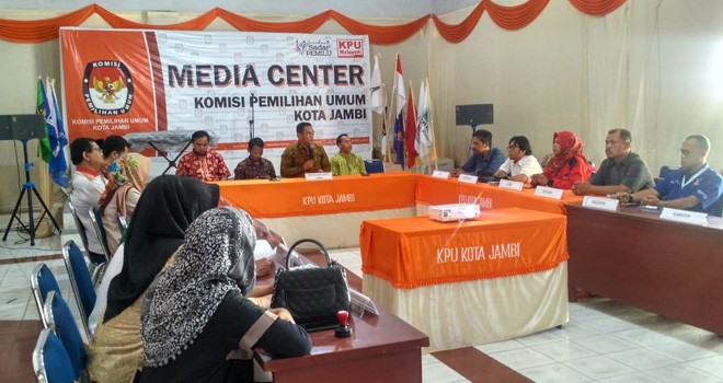 Rapat pleno digelar di kantor KPU.