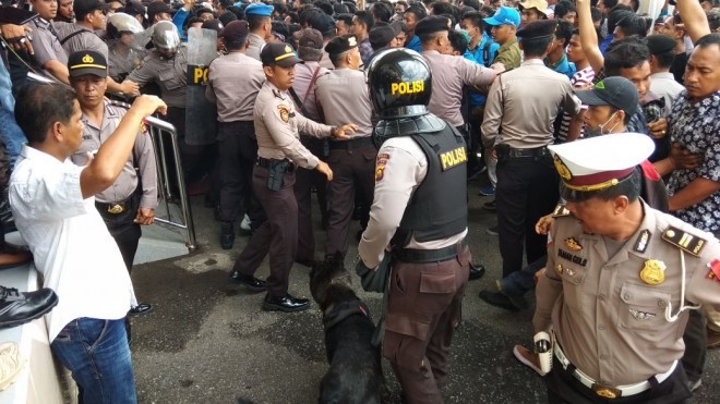 Aksi demontrasi mahasiswa IAIN STS Jambi mendesak Gubernur Jambi Zumi Zola mengundurkan diri Kamis kemarin (20/9)