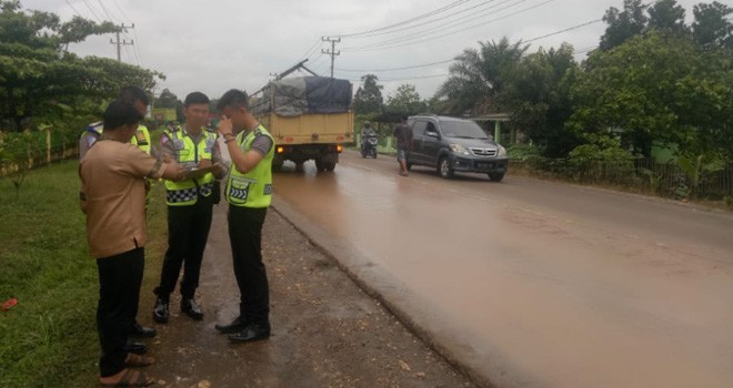 Anggota Unit Laka Polres Batanghari saat melakukan olah TKP kecelakaan yang melibatkan mobil truk batu bara di Desa Simpang Terusan Kecamatan Muara Bulian, Kabupaten Batanghari, Jumat (21/9).