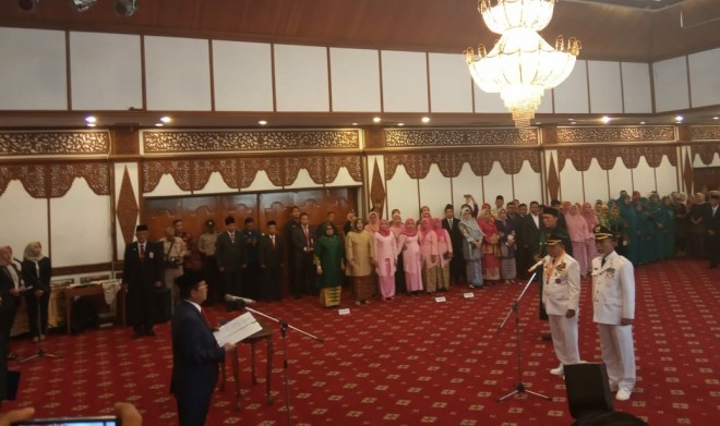 Plt Gubernur Jambi Fachrori Umar saat melantik Bupati dan Wakil Bupati Merangin,Alharis dan Mashuri. 