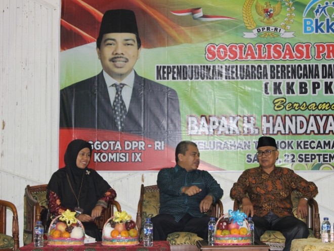 Anggota DPR RI Komisi IX, H. Handayani., SKM., MPH (tengah) dan dr Alphi Yusminanda MA PS (kiri)