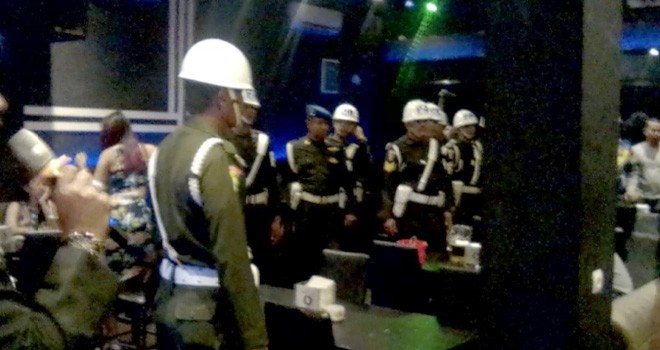 Sejumlah petugas saat menyisir salah satu tempat hiburan malam yang berada di Kota Jambi, kemarin malam.