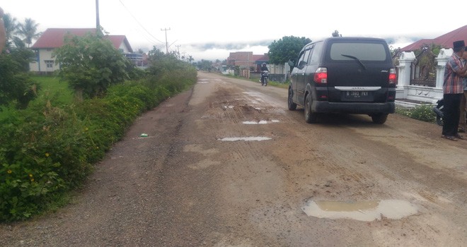Terlihat jalan Sebukar - Semerah yang rusak parah.