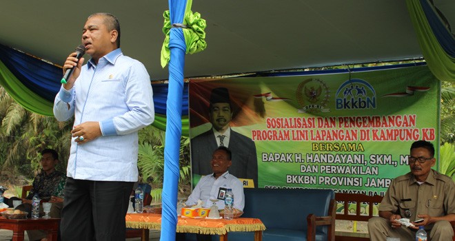 Anggota DPR RI Komisi IX H.Handayani SKM., MPH memberikan sosialisasi di Desa Penerokan Kecamatan Bajubang Kabupaten Batang Hari.