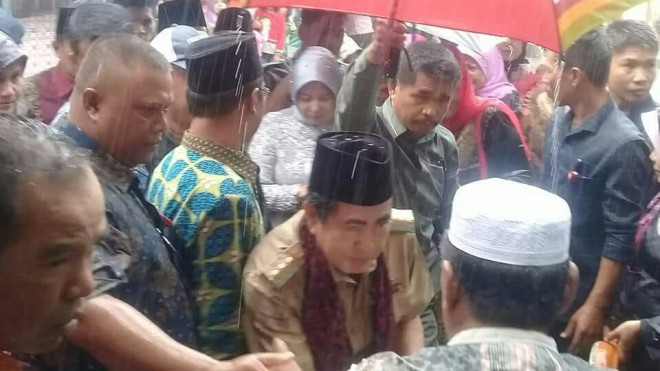Diguyur Hujan, Warga Dusun Baru Enggan Beranjak Sambut Wako AJB.