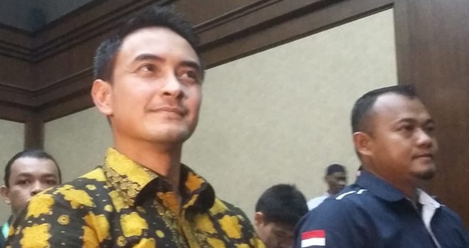 Zumi Zola saat menjalani sidang dakwaan di Pengadilan Tipikor, Kamis (23/8). (Fedrik Tarigan/Jawa Pos)