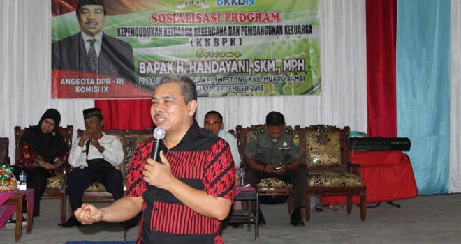 Anggota DPR RI Komisi IX, H. Handayani., SKM., MPH saat memberikan sosialisasi.