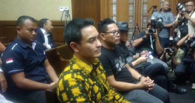 Zumi Zola saat menjalani sidang dakwaan di Pengadilan Tipikor, Kamis (23/8). (Fedrik Tarigan/Jawa Pos)