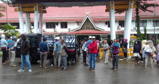Terlihat warga saat menggelar demo di kantor Bupati.