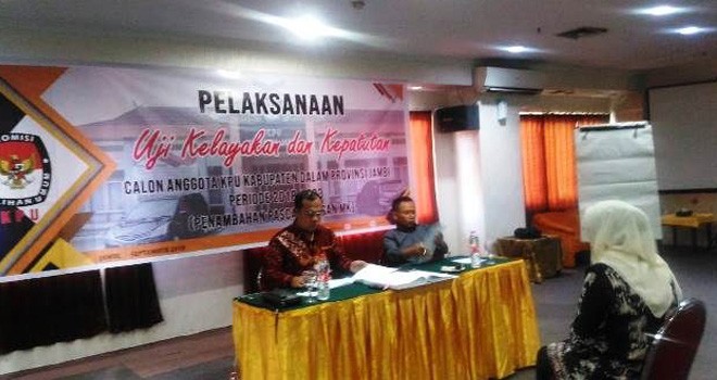 Komisioner KPU Provinsi Jambi, Sanusi dan Nur Kholik melakukan uji kelayakan terhadap peserta seleksi penambahan paska putusan Mahkamah Konstitusi di hotel Abadi Grand.   