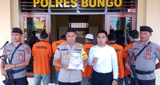 Kapolres Bungo, AKBP Januario Morais, saat melakukan pres release temuan 1 Kg sabu di Mapolres Bungo, Senin (24/9).