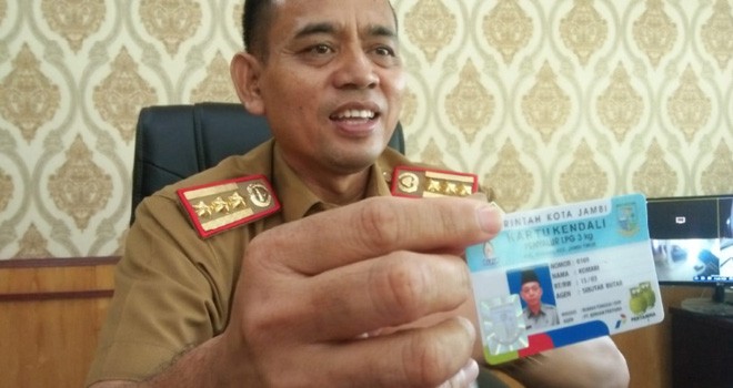 Kepala Dinas Perdagangan dan Perindustrian Kota Jambi, Komari, menunjukan contoh kartu kendali yang akan diterbitkan. Kartu tersebut masih dalam revisi penyempurnaan.