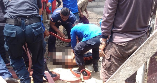 Korban Nazarudin saat dievakuasi dari sumur di samping rumahnya di Desa Printis, Kecamatan Rimbo Bujang, Kabpaten Tebo, Selasa (25/9).