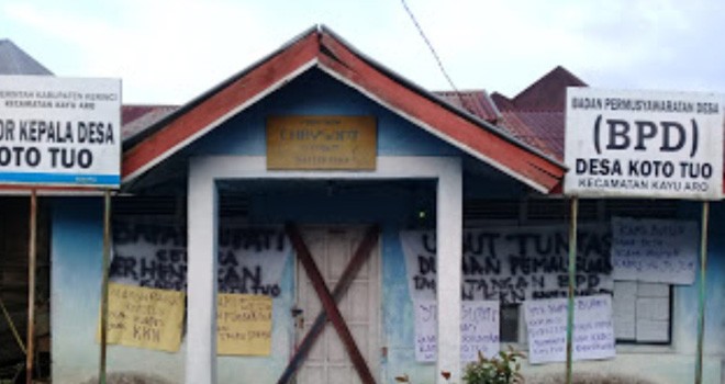 Terlihat kantor kades yang disegel.