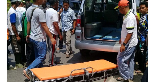 Warga dan pihak kepolisian saat mengevakuasi korban di Jalan Lintas Sumatera KM 26, tepatnya di Simpang Desa Batu Penyabung, Kelurahan Limbur Tembesi, Kecamatan Bathin VIII, Kabupaten Sarolangun, Rabu (26/9).