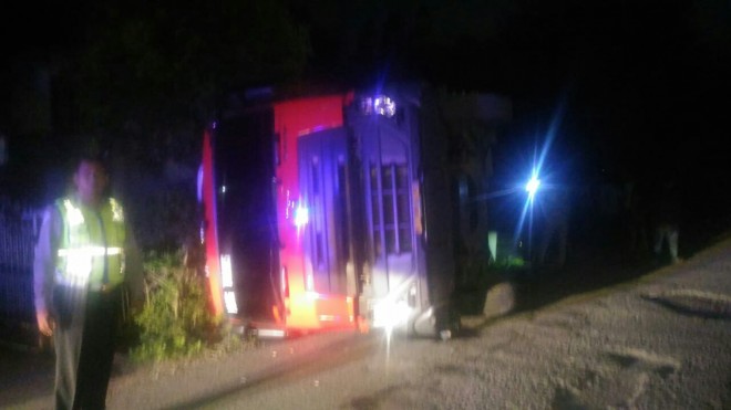 Truk tronton yang Bermuatan 20 Ton ikan beku terguling. 