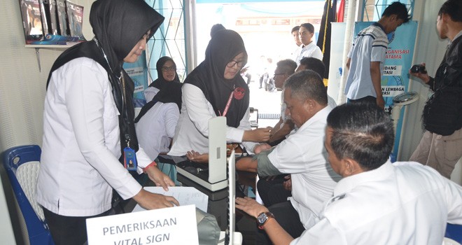 Tiga besar peserta lelang jabatan tinggi pratama Pemerintah Provinsi Jambi dilakukan tes urine di BNNP Jamb, kemarin (26/9).