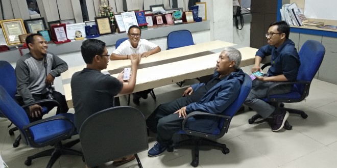 Wakil Ketua Dewan Pers Ahmad Djauhar saat melakukan verifikasi faktual di kantor jambiupdate.co di Lt 3 Graha Pena Jambi Ekspres semalam (26/9).