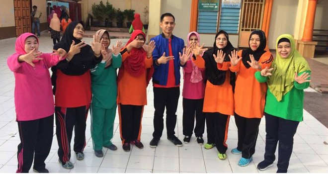 BEROLAHRAGA : Staf khusus pimpinan DPR RI, Dipo Ilham Djalil  bersama emak-emak usai mengikuti senam bersama di Kota Sungai Penuh.