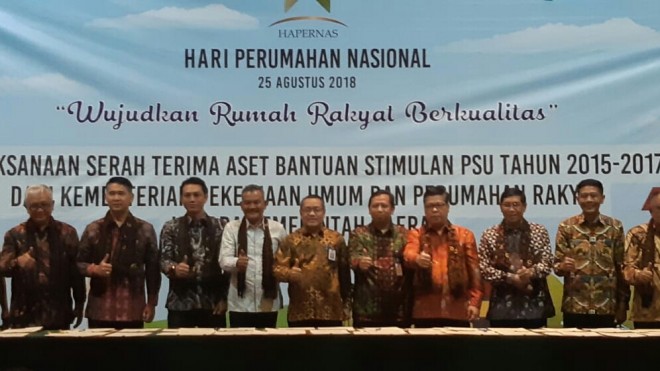Teks foto :Sekda Muaro Jambi Fadhil Arif usai menandatangani penyerahan aset PSU dari Kementerian PUPR RI. 