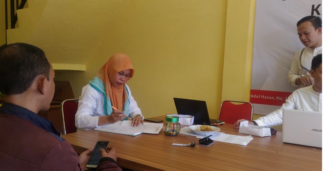 SELEKSI : Panitia seleksi calon anggota KPU empat Kabupaten/kota menerima dokumen pendaftaran dari salah satu perserta disekretariat tim seleksi dikawasan Telanaipura Kota Jambi, Kamis (27/9) kemarin.