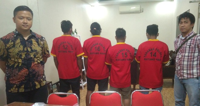 Empat pelaku pencurian buah sawit di PT VAT saat diamankan di Mapolres Batanghari, Jumat (28/9).