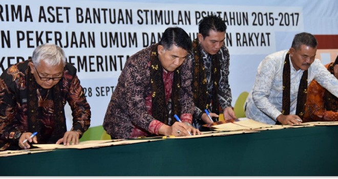 penandatanganan berita acara serah terima dan naskah hibah dari Kementerian PU Pera ke Pemkot Jambi.