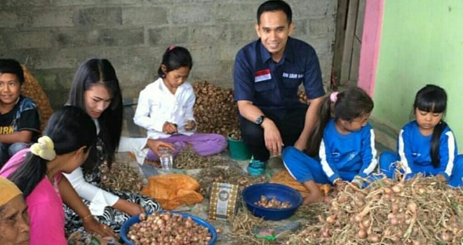 Staf Khusus pimpinan DPR RI, Dipo Ilham Djalil melihat proses penyortiran bawang merah di desa Sungai  Sampun, Kayu Aro Kabupaten Kerinci.   