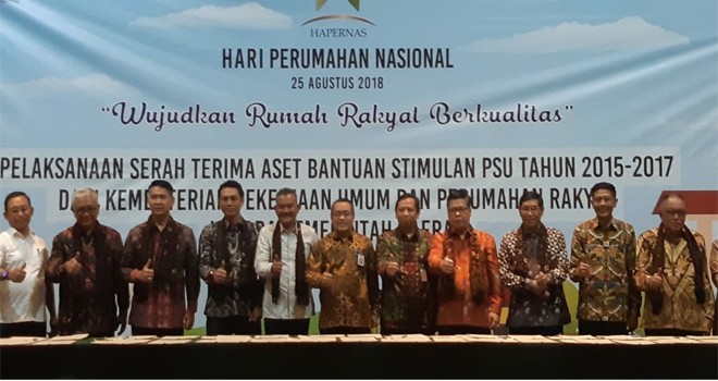Sekda Muaro Jambi Fadhil Arif usai menandatangani penyerahan aset PSU dari Kemntrian PUPR RI