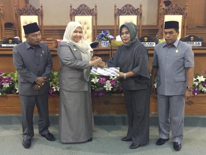 Bupati Masnah bersama Unsur Pimpinan DPRD Muarojambi saat Paripurna APBDP 2018.