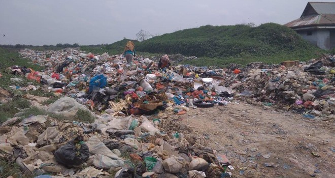 Tumpukan Sampah di TPA Betara 10 Dikeluhkan Pengendara.