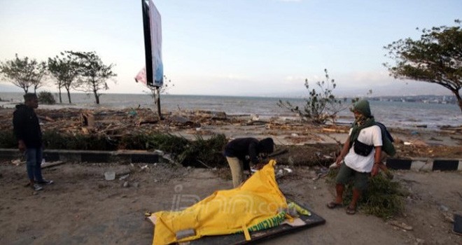 Satu jenazah yang di evakuasi di Pantai Talise. Foto : Haritsah Almudatsir / Jawa Pos