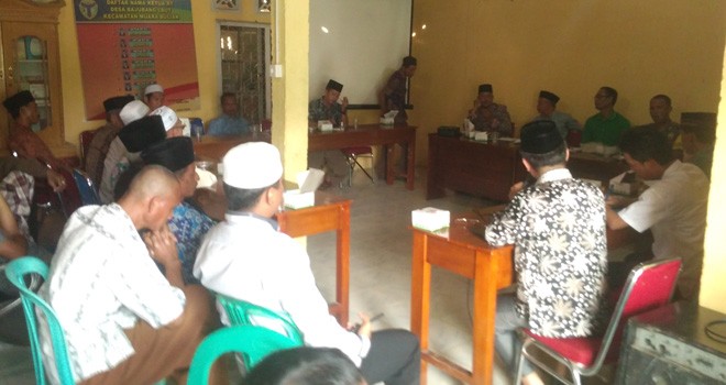 Musyawarah Penetapan calon Kepala Desa di Kantor Balai Desa Bajubang Laut.