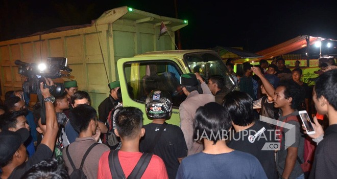 Puluhan massa Himpunan Mahasiswa Islam (HMI) Cabang Jambi menyandera sebuah mobil angkutan batu bara di kawasan Jalan Lingkar Barat tadi malam (1/10). Aksi ini merupakan bentuk solidaritas setelah adanya kader HMI yang tertabrak mobil angkutan tersebut. Mobil itu kemudian digiring ke rumah dinas gubernur Jambi.  Foto : M Ridwan / Jambi Ekspres