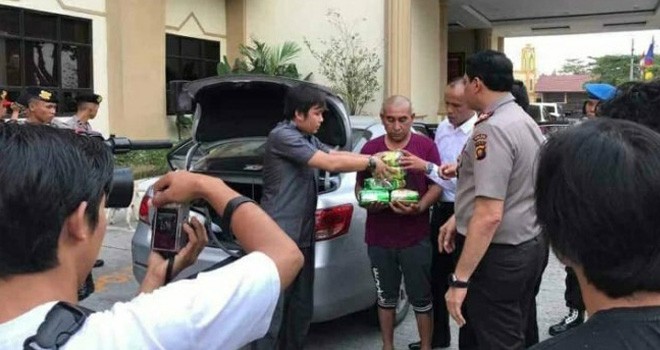 Tersangka Syahrial saat diamankan di Mapolda Jambi beberapa waktu lalu.