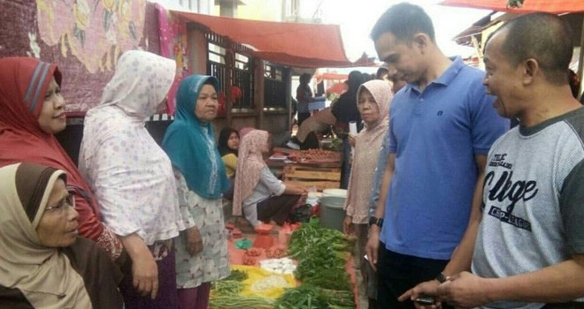 Staf khusus pimpinan DPR RI, Dipo Ilham Djalil mengunjungi dan berdialog dengan pedagang di salah satu pasar tradisional di Kota Sungai Penuh.   