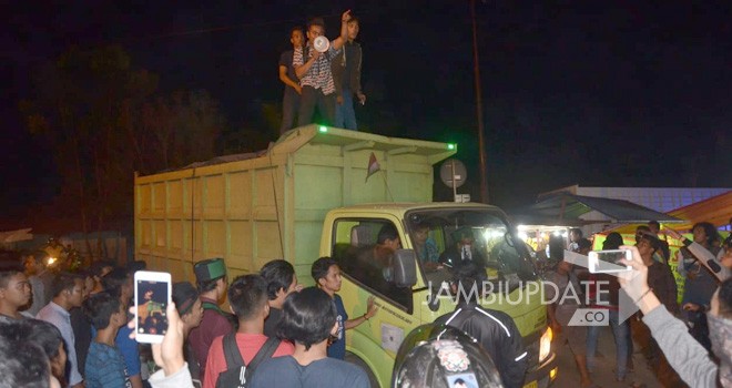Puluhan massa Himpunan Mahasiswa Islam (HMI) Cabang Jambi menyandera sebuah mobil angkutan batu bara di kawasan Jalan Lingkar Barat tadi malam (1/10). Aksi ini merupakan bentuk solidaritas setelah adanya kader HMI yang tertabrak mobil angkutan tersebut. Mobil itu kemudian digiring ke rumah dinas gubernur Jambi.  Foto : M Ridwan / Jambi Ekspres