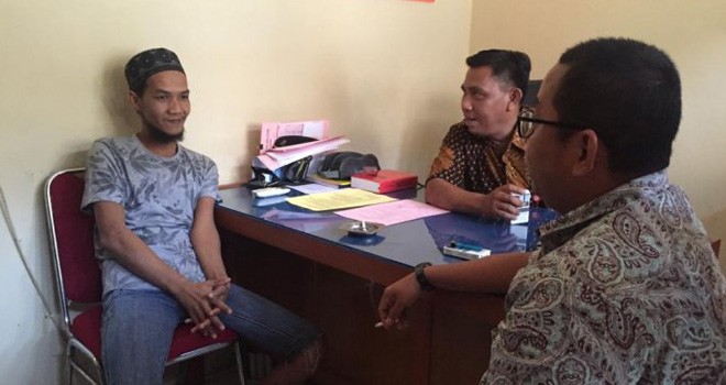 Anwar Sadat (kiri,red) saat menjalani proses tahap II di Kejaksaan Negeri Sengeti, Selasa (2/10).