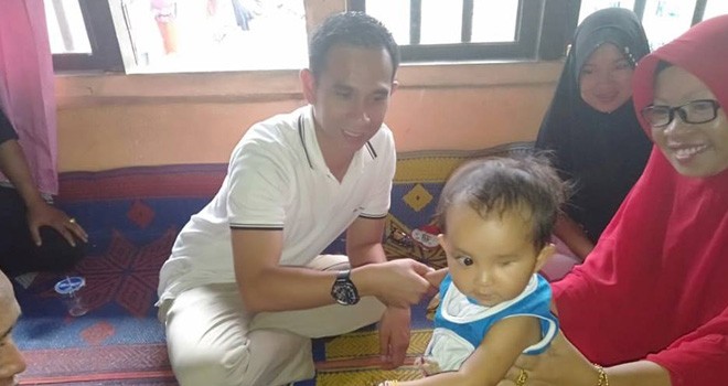 Staf Khusus Pimpinan DPR RI, Dipo Ilham Djalil melihat kondisi Lativa Cantika, penderita kelainan anus di Kota Sungai Penuh. 