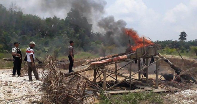 Anggota Polsek Pamenang saat membakar sejumlah mesin dompeng di kawasan PETI yang berada di Sungai Rasau, Desa Tambang Emas A1 Kecamatan Pamenang Selatan, Kabupaten Merangin, beberapa waktu lalu.