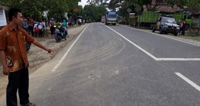 Salah seorang warga menunjukkan lokasi kecelakaan maut di Desa Kubu Kandang, Kecamatan Pemayung, Kabupaten Batanghari yang menewaskan Zainun, Rabu (3/10).