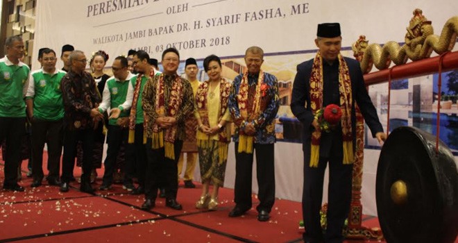 Pemukulan gong peresmian BW Luxury Jambi oleh Walikota.