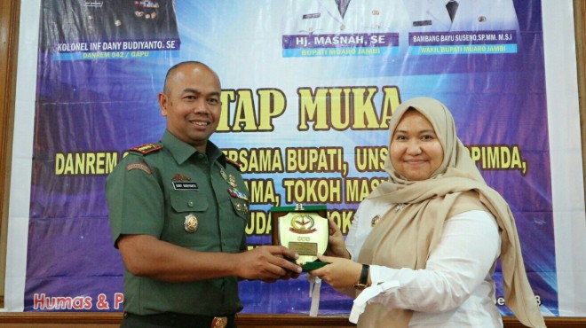 Bupati Masnah saat menerima Plakat dari Danrem 